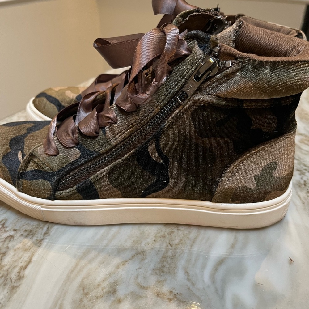 Steve Madden Hi Top Sneakers SZ 7